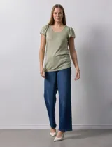 Remera tejida con estampado animal print, de manga corta con detalle de puntilla en las mangas y cuello redondo.