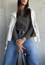 Remera de manga larga con cuello redondo, confeccionada en tejido de algodón con diseño de rayas horizontales finas en color negro y beige.