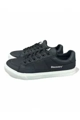 Championes deportivos Discovery modelo Casual Expedition, de color azul con cordones negros, suela blanca y detalles de la marca en el lateral.