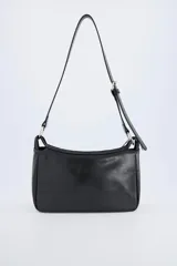 Bolso crossbody negro con efecto cuero, diseño compacto y correa ajustable.