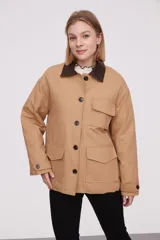 Campera color beige con cuello marrón de cuero sintético, cierre con botones a presión, cuatro bolsillos frontales y puños con botón.