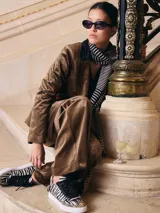 Blazer de mujer color marrón, confeccionado en simil terciopelo con forro estampado. Presenta un corte clásico y solapas negras.