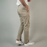 Pantalón chino color verde oliva, de corte slim fit, con bolsillos laterales y traseros.