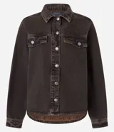 Campera trucker de jeans negro con efecto tintado, cuello clásico, cierre frontal con botones, solapas en el pecho con botones y corte holgado.