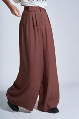 Pantalón sastrero marrón de corte palazzo, con botón, pasacinto y pretina trasera con elástico.
