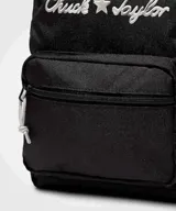 Mochila Converse modelo Go 2, color negro, con diseño funcional que incluye compartimento principal con cierre, bolsillo frontal con cierre y logo bordado de Chuck Taylor con estrella en la parte superior.