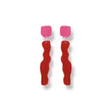 Par de aros colgantes con base cuadrada rosa y pieza colgante ondulada roja.