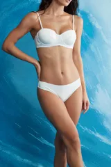 Bombacha de bikini tipo culotte, color negro, con tiro bajo y cobertura media.