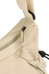 Bandolera de diseño funcional en color beige, confeccionada en poliéster. Presenta un compartimento principal con cierre, correa ajustable para el hombro y bolsillos laterales con cordón elástico regulable.
