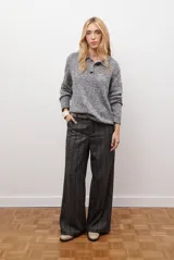 Pantalón de corte recto y tiro alto con estampado de cuadros tipo gales en tonos azul y gris. Cuenta con bolsillos laterales y cierre frontal.