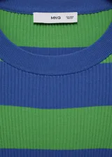 Buzo de punto fino con diseño a rayas horizontales en azul y verde, cuello redondo y mangas cortas.
