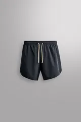 Pantalón corto deportivo de Zara Athleticz confeccionado en tejido técnico ligero, color negro, con cintura elástica ajustable con cordón crudo y aberturas laterales en las perneras.