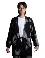 Kimono negro con estampado tie-dye en gris, de corte holgado y manga larga. Presenta un cinturón con hebilla metálica.