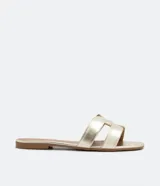 Sandalias planas color verde militar, con puntera cuadrada y dos tiras horizontales en la parte delantera.