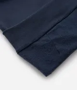 Hoodie Get Over de color azul marino, con capucha ajustable, bolsillo estilo canguro en el frente, mangas largas y puños y ruedo de rib acanalado. Cuenta con una pequeña etiqueta rectangular decorativa en la parte inferior.