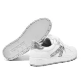 Zapatillas deportivas blancas con detalles plateados y logo de la marca en el lateral.