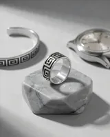 Anillo de plata 925 con diseño de guarda griega grabado en toda su superficie.