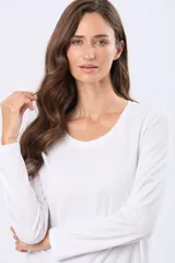 Remera de manga larga con cuello redondo, confeccionada en tejido de algodón suave con caída ligera y corte clásico.