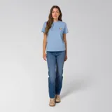 Remera de manga corta color azul claro, con cuello redondo y pequeño estampado gráfico en el pecho.