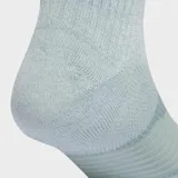Medias de running Adidas de corte bajo, con tecnología Climacool para ventilación y gestión de la humedad. Presentan un diseño ergonómico con refuerzos en el arco y el logo de la marca en la parte superior.