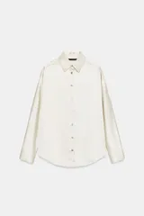 Camisa de corte clásico confeccionada en tejido satinado de acabado brillante, con cuello solapa, manga larga y cierre frontal mediante botones.