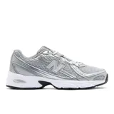 Championes urbanos New Balance modelo 740, color gris y plateado, con diseño inspirado en el running de los años 2000, confeccionados con parte superior de malla y superposiciones sintéticas, entresuela ABZORB y el característico logotipo 'N' en los laterales.