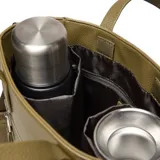 Cartera tipo shopper marca XL, color verde oliva, con textura granulada. Cuenta con doble asa de mano, correa ajustable extraíble, bolsillo frontal con cierre metálico y logo de la marca grabado en el frente.