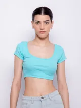 Top corto color amarillo, de mangas cortas y escote redondo.