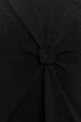 Top negro de manga corta y cuello subido, con detalle de nudos y frunces distribuidos en el frente y laterales, creando textura.