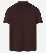 Remera marrón de algodón peruano, corte comfort, cuello redondo, manga corta y estampa frontal con texto y dibujo.