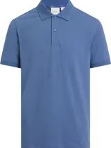 Chomba azul de piqué con corte slim, cuello polo y tapeta de dos botones. Tiene logo de Calvin Klein bordado en el cuello. Confeccionada en mezcla de algodón orgánico, poliéster y elastano.