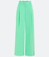 Pantalón recto de crepé color verde neón, con cintura alta acabada en forma ondulada. Prenda con trabillas, botón tipo escudo, bolsillos delanteros y traseros y detalle de pliegues delanteros.