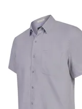 Camisa de manga corta RKF color gris, de corte regular, con cuello clásico, cierre frontal con botones y un bolsillo en el pecho con detalle bordado.