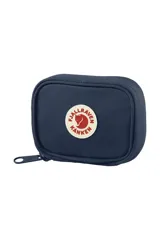 Billetera Fjallraven Kanken color gris azulado con cierre de cremallera y logo de la marca en el frente.