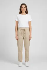 Pantalón jogger de gabardina color beige, de corte relajado, con cintura elástica con cordón de ajuste y bolsillos frontales aplicados.
