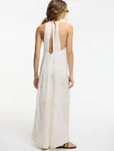 Vestido largo color beige con breteles finos y bordado de motivos geométricos en negro.