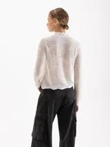 Sweater de cuello media polera y mangas largas, confeccionado en tejido liviano con trama en relieve tono sobre tono.