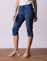 Pantalón capri de denim elastizado, color celeste.