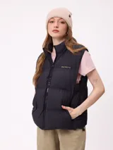 Chaleco puffer negro con cierre frontal, cuello alto y logo de la marca bordado en el pecho.