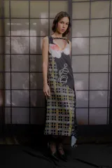 Vestido midi de seda con diseño de paneles combinados con estampado floral abstracto y patrón a cuadros. Presenta escote en V con detalle de abertura superior y corte sin mangas.