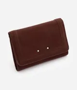 Billetera mediana Satinato tipo sobre, confeccionada en suede marrón con solapa frontal, detalles de costuras pespunteadas, apliques metálicos y cierre de botón a presión.