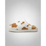 Pantuflas sin talón confeccionadas en algodón afelpado y piel sintética, con divertido estampado de manchas de vaca en tonos blanco y marrón, y suela de PVC.