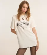 Remera blanca de algodón, de manga corta y cuello redondo, con estampa en la espalda de una pelota de baloncesto y texto.