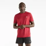 Remera deportiva New Balance Sport Essentials de manga corta y cuello redondo, color rojo oscuro, confeccionada en tejido de jersey ligero de poliéster con tecnología de secado rápido NB DRY y aberturas laterales para mayor transpirabilidad. Cuenta con el logotipo reflectante de la marca en el pecho.