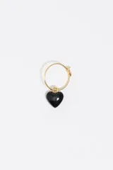 Par de aros tipo argolla dorada con dije colgante en forma de corazón negro de resina.