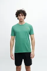 Remera básica verde de manga corta y cuello redondo.