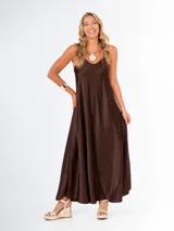 Vestido largo de satén color marrón mocha, de calce amplio y caída fluida, con escote redondo y tirantes finos.
