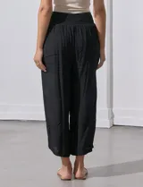 Pantalón palazzo de gasa bambula color beige, marca Nanette. Tiene pretina ancha con elástico en la parte trasera, pierna ancha y short interno.