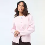 Cárdigan de punto color rosa, con cuello redondo, cierre frontal de botones dorados y puños acanalados.