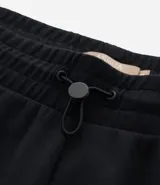 Pantalón deportivo tipo jogger de Ashua, con cintura elástica ajustable, bolsillos laterales y puños ajustados en los tobillos.
